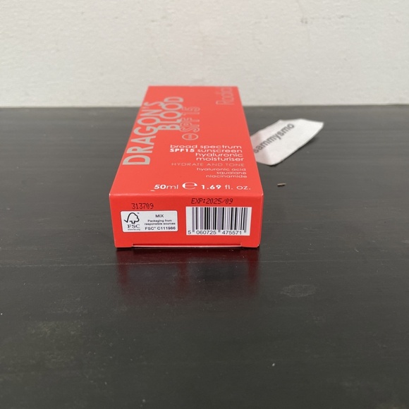 Rodial Dragons Blood SPF15 Sunscreen Hyaluronic Moisturizer 1.69 oz.- x2 - Picture 4 of 4